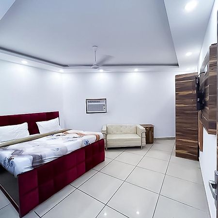 Hotel Js Garden - Near Jaypee Hospital 诺伊达 外观 照片