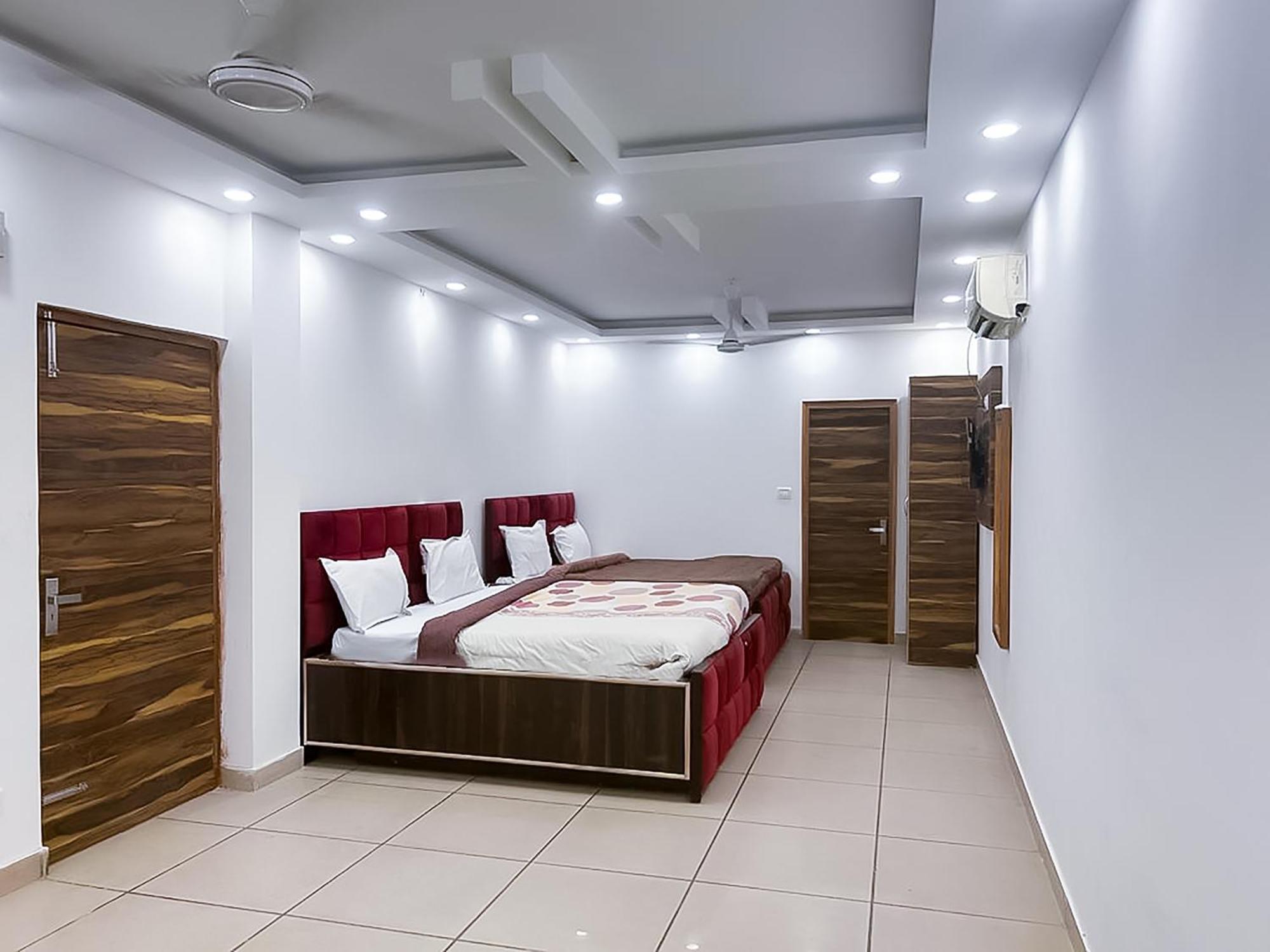 Hotel Js Garden - Near Jaypee Hospital 诺伊达 外观 照片