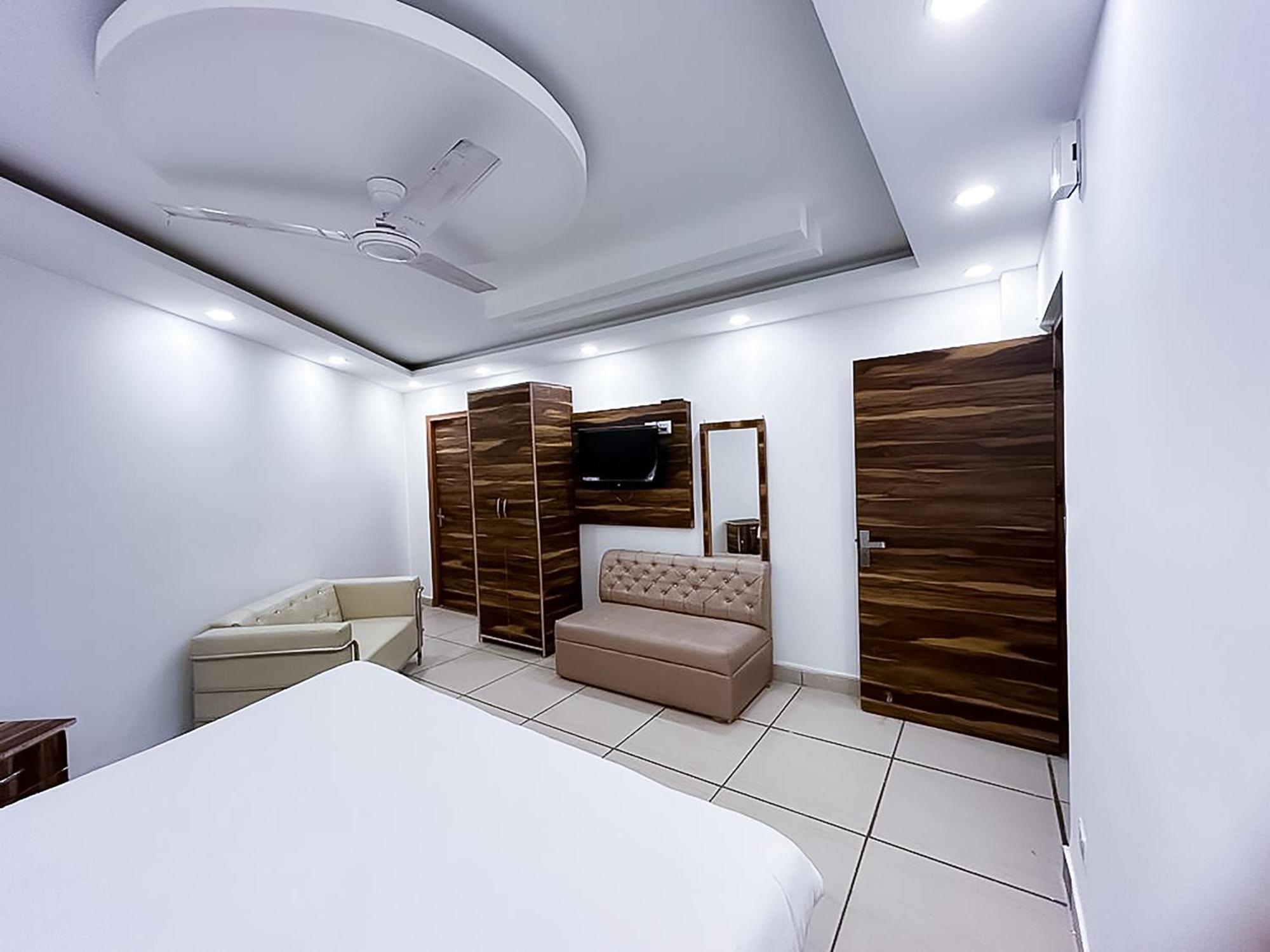 Hotel Js Garden - Near Jaypee Hospital 诺伊达 外观 照片