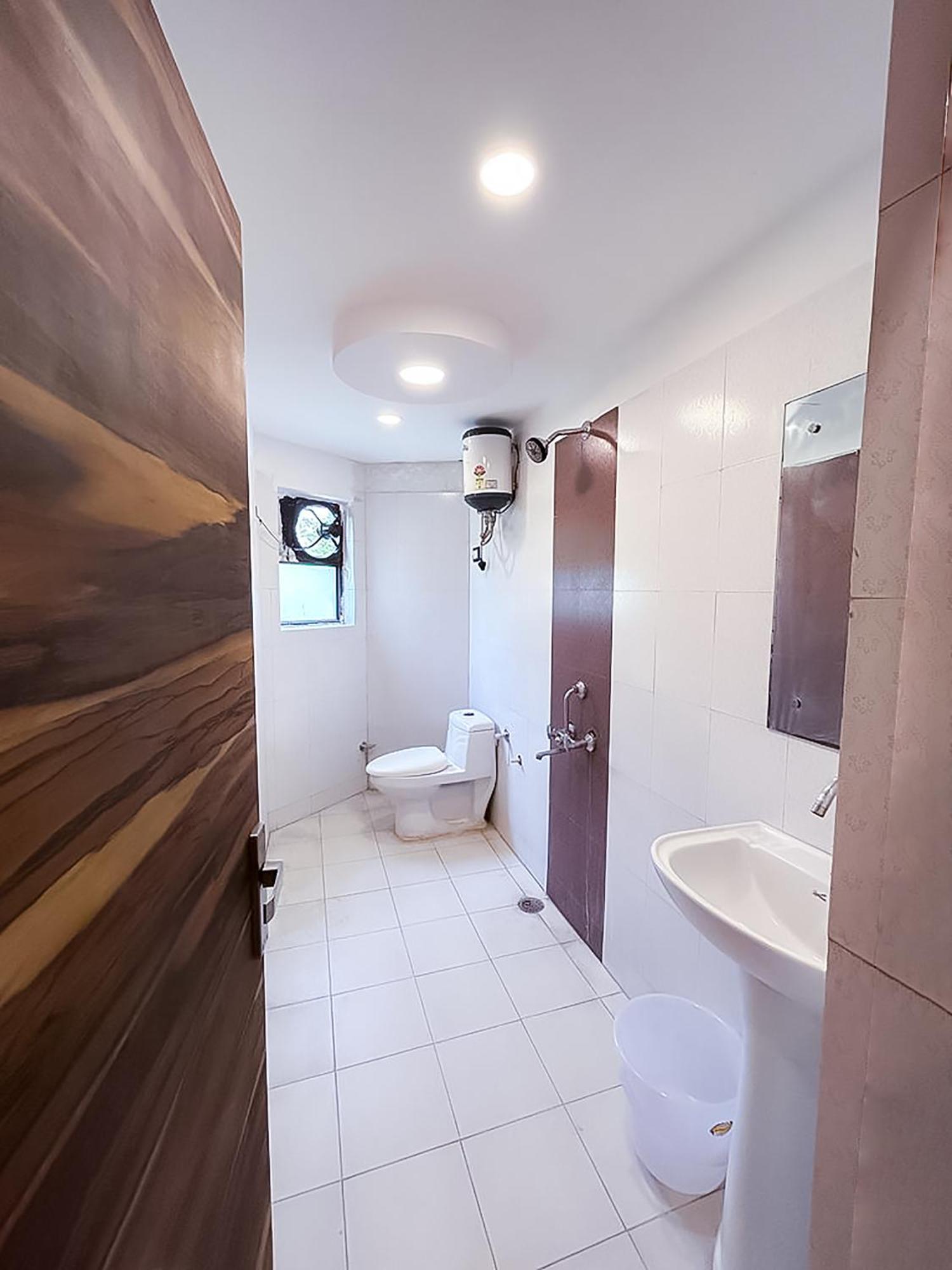 Hotel Js Garden - Near Jaypee Hospital 诺伊达 外观 照片